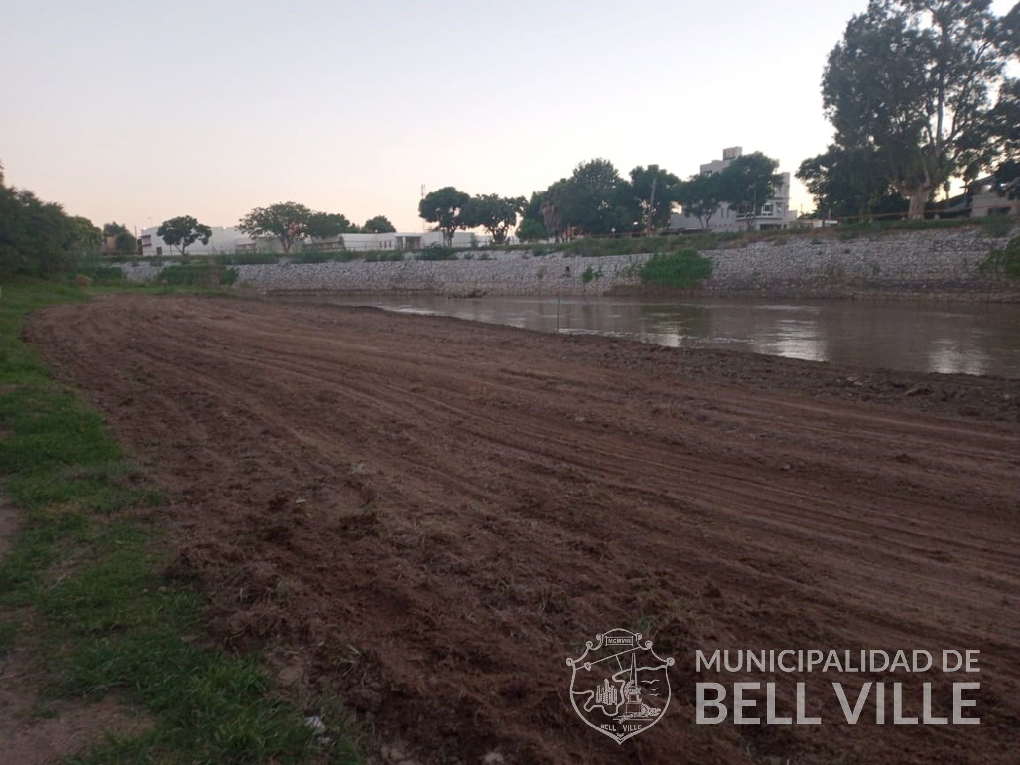 Nivelado de la playa del balneario Paso de la Arena. - Municipalidad de  Bell Ville