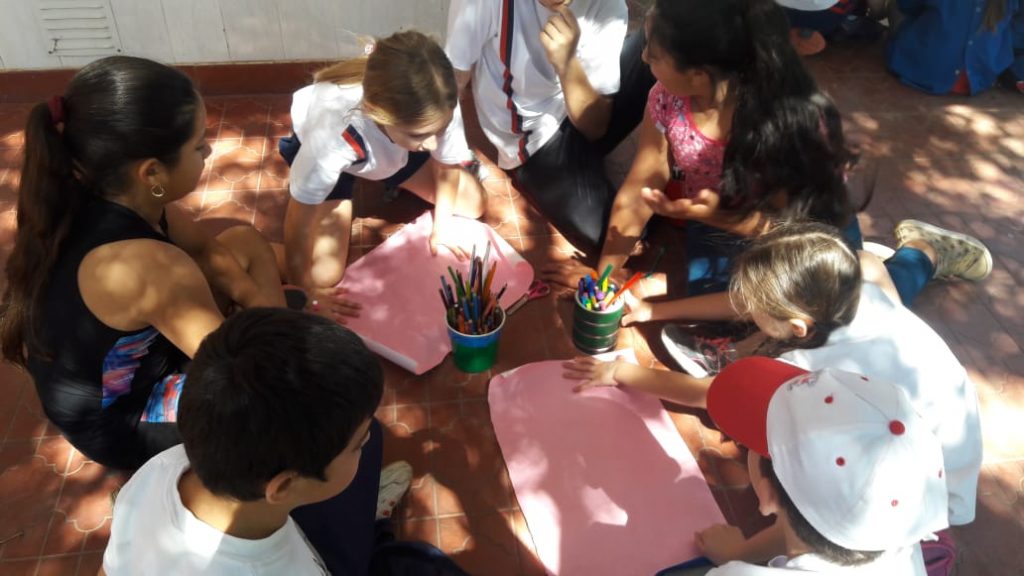 Alumnos del Colegio San José visitaron la Casa del Niño.