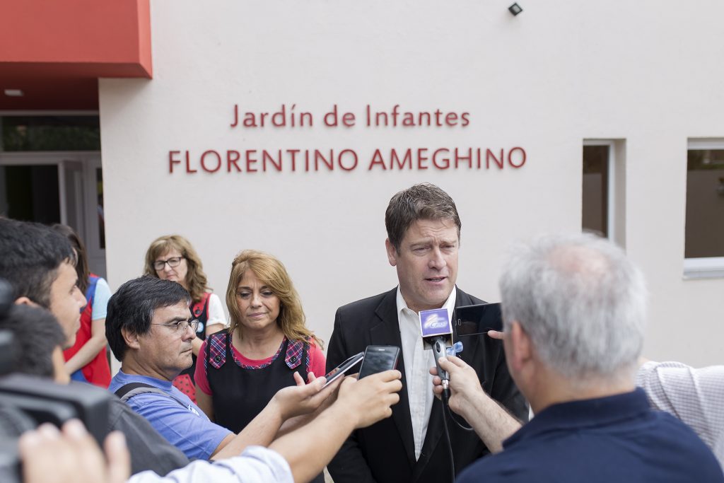 El Dr. Briner visitó el nuevo edificio del Jardín de Infantes Florentino Ameghino