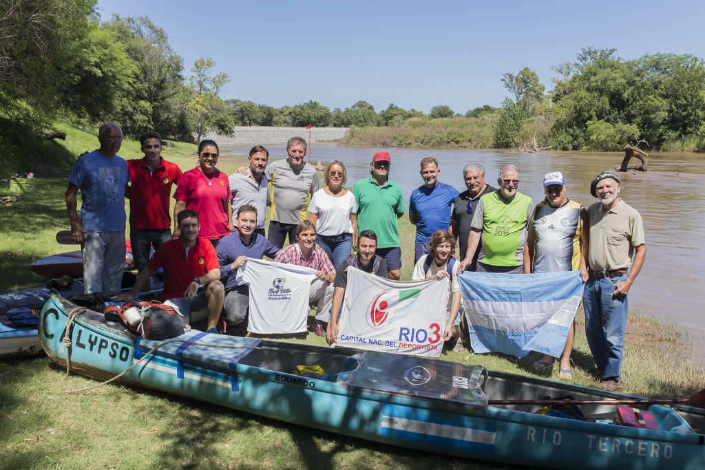 Esta mañana pasó por la ciudad la travesía en kayak Río Tercero-Buenos Aires.