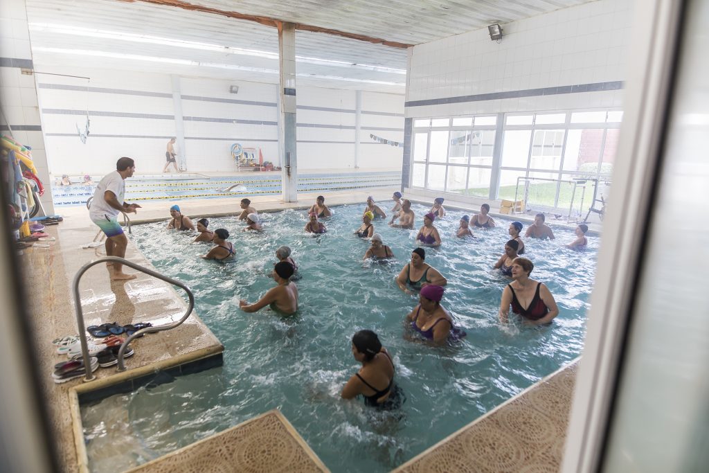 Aqua Gym para adultos mayores en pileta climatizada.