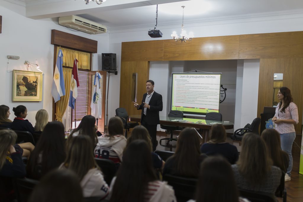 El Dr. Briner en el ciclo de charlas ambientales del Programa Eco Acción.