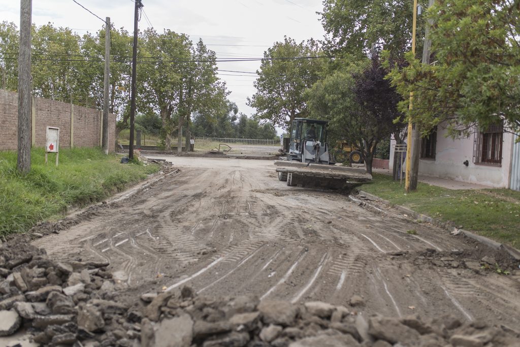 Nivelado de calle Guillermo Roldán.