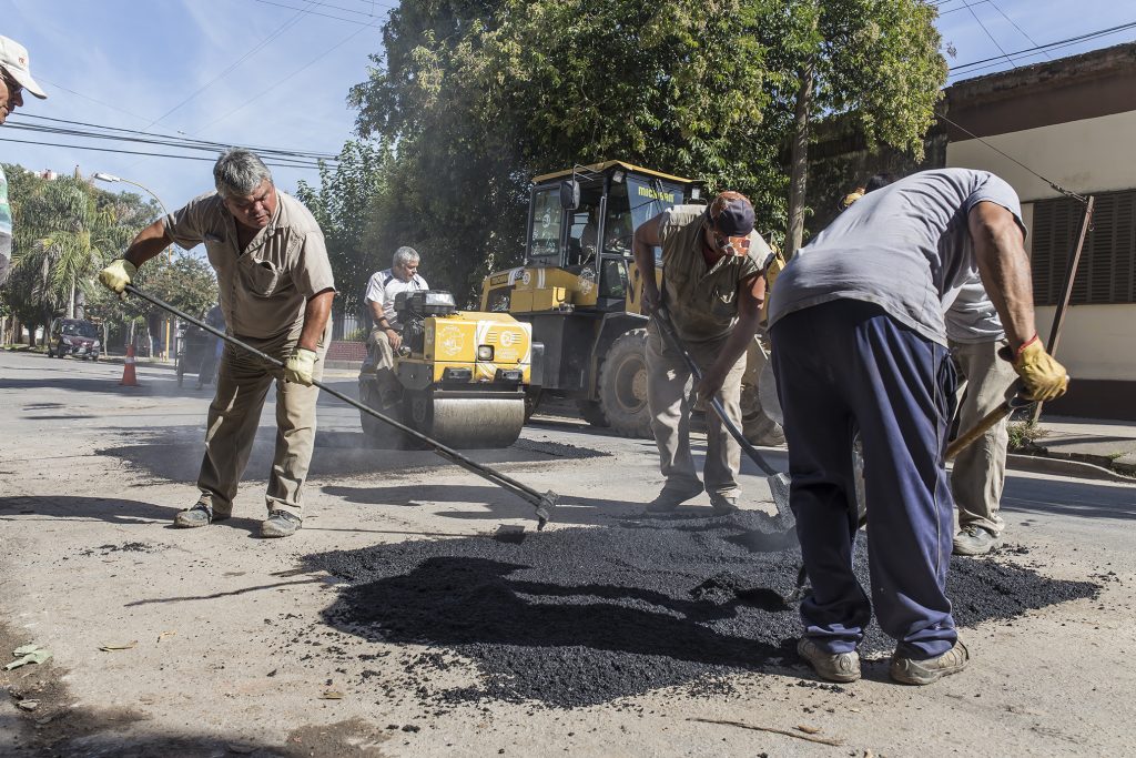 Bacheos en calle Vélez Sarsfield.