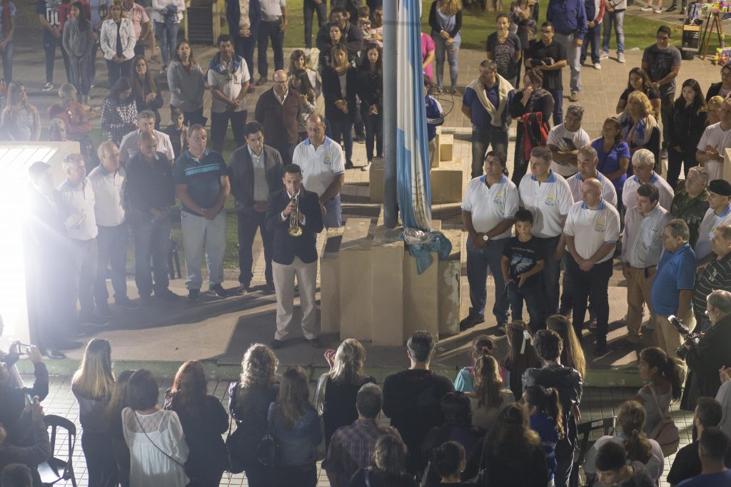 Gran cantidad de público acompañó a los veteranos en la tradicional Vigilia por Malvinas.