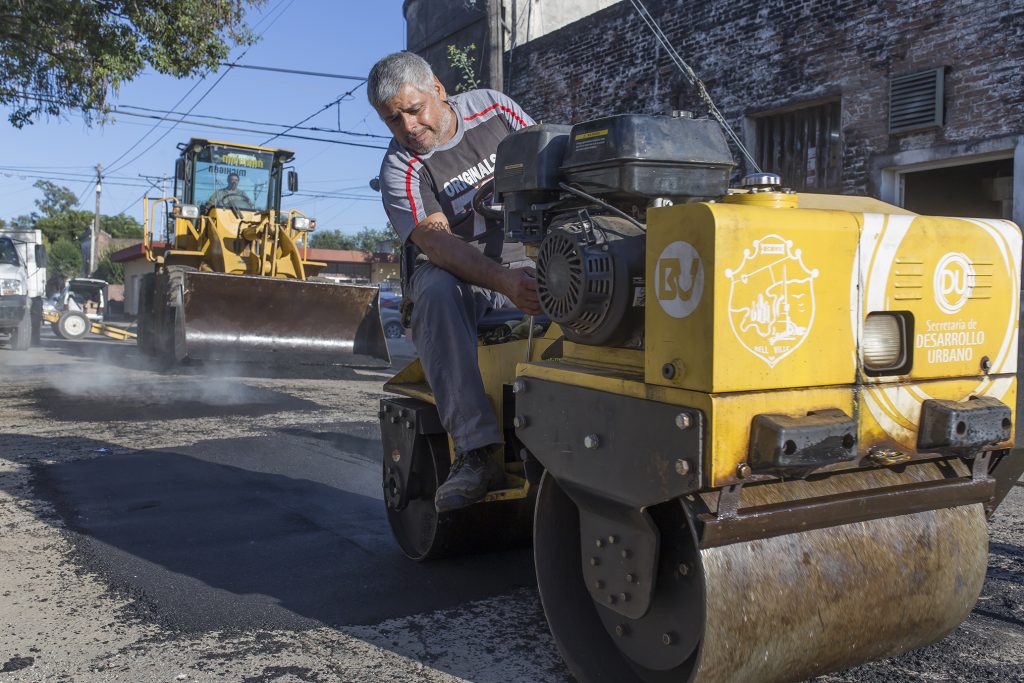 El bacheo con asfalto ahora en calle Chaco.