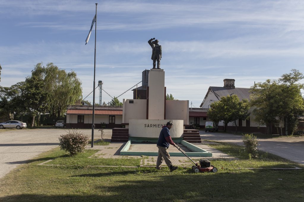 La guardia urbana trabaja en el mantenimiento de espacios verdes