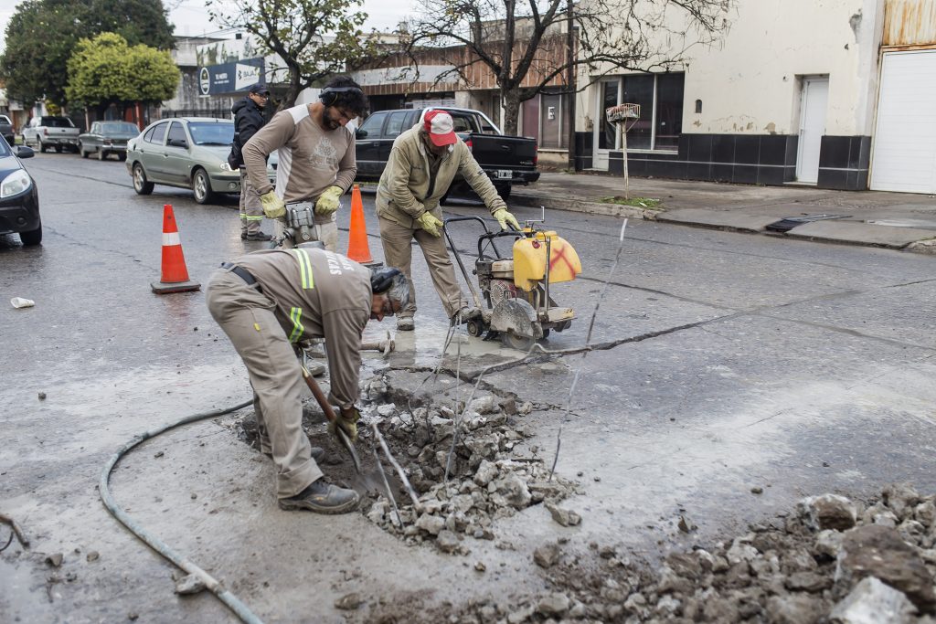 Bacheo de hormigón en bulevar Ascasubi.