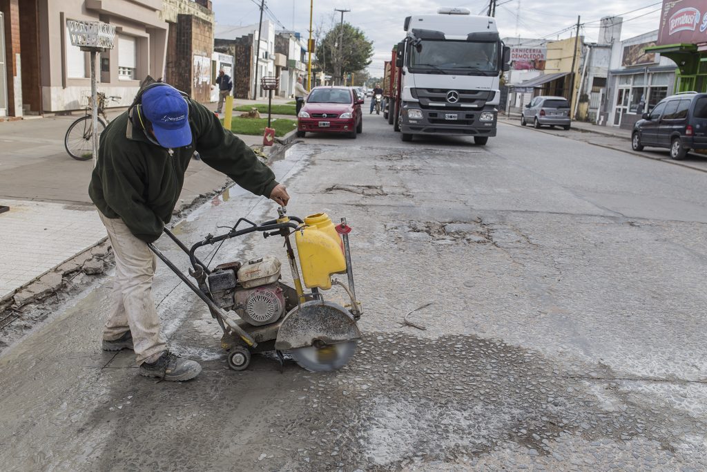 Bacheo de hormigón en bulevar Ascasubi.