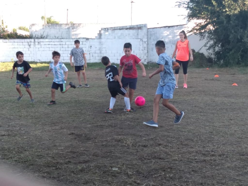Los niños del Centro Vecinal Ascasubi Oeste disfrutan del Núcleo Deportivo Barrial.