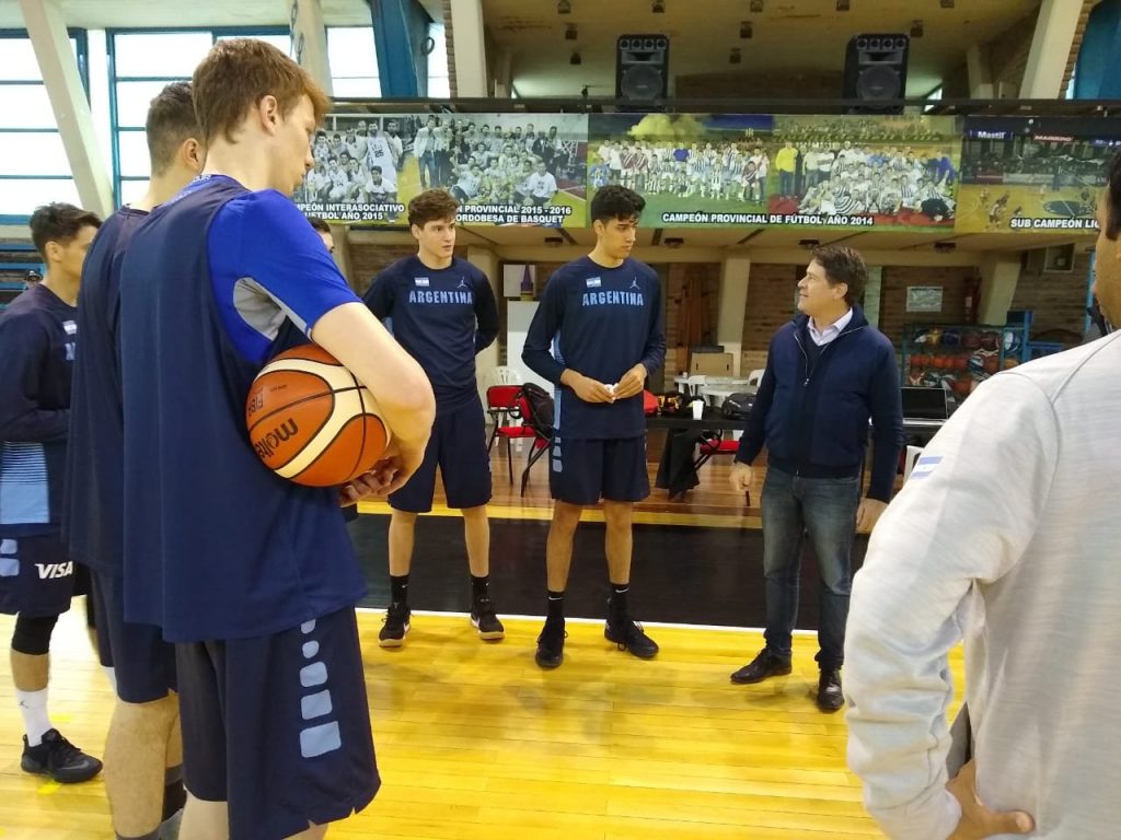 El intendente con la Selección Nacional U19 de Básquetbol.