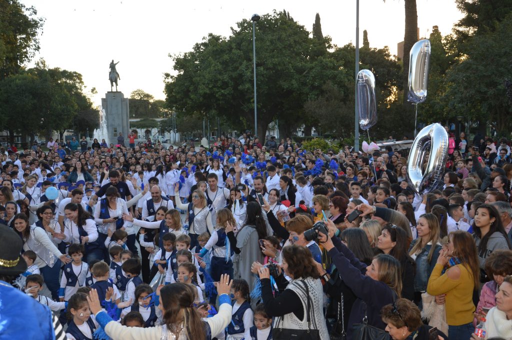 Colorido y bullicioso festejo por los 110 años de la Escuela Normal.