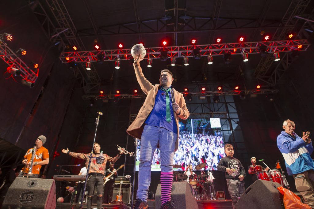 Artistas locales y Los Caligaris protagonizaron una gran fiesta en el centro de la ciudad.