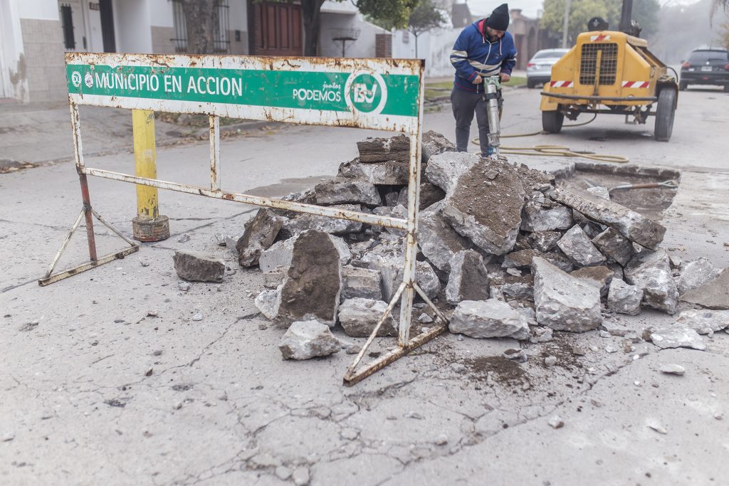 Obras de bacheo con hormigón y asfalto.