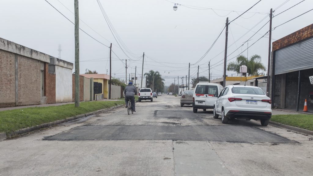 Bacheos de calles con asfalto.