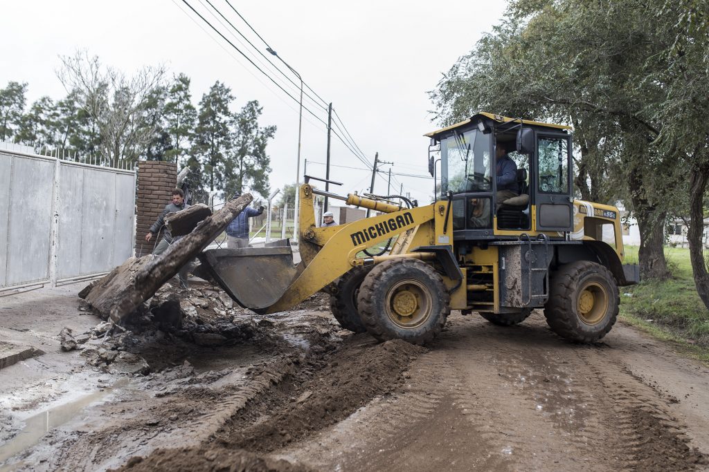 Reparaciones en el sector de tierra de calle Rivadavia.