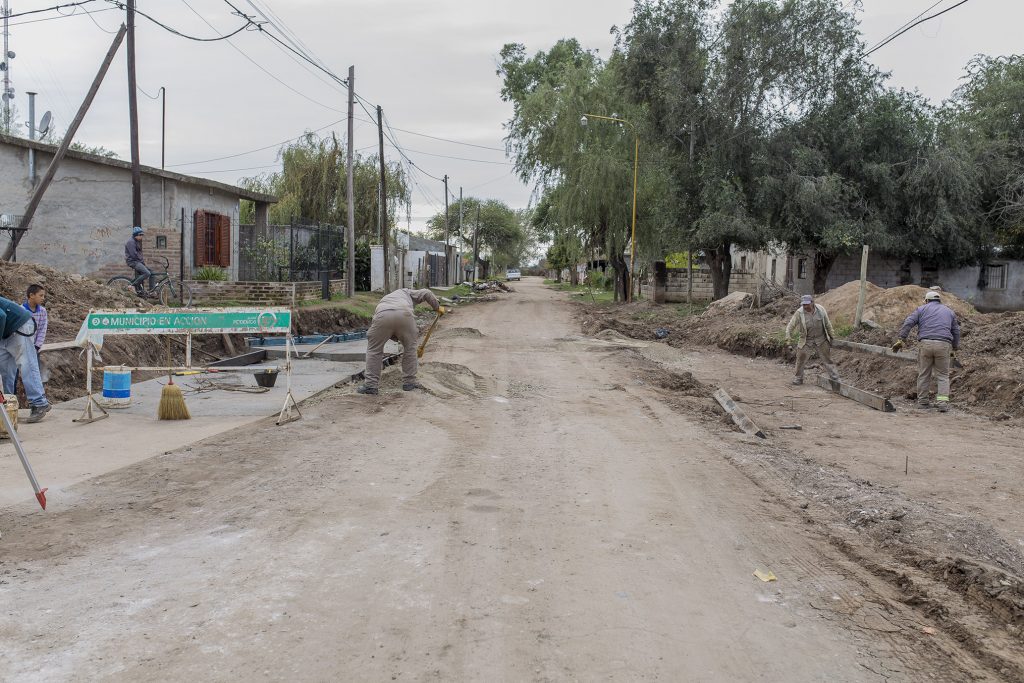 Cordón cuneta en calle Chaco.