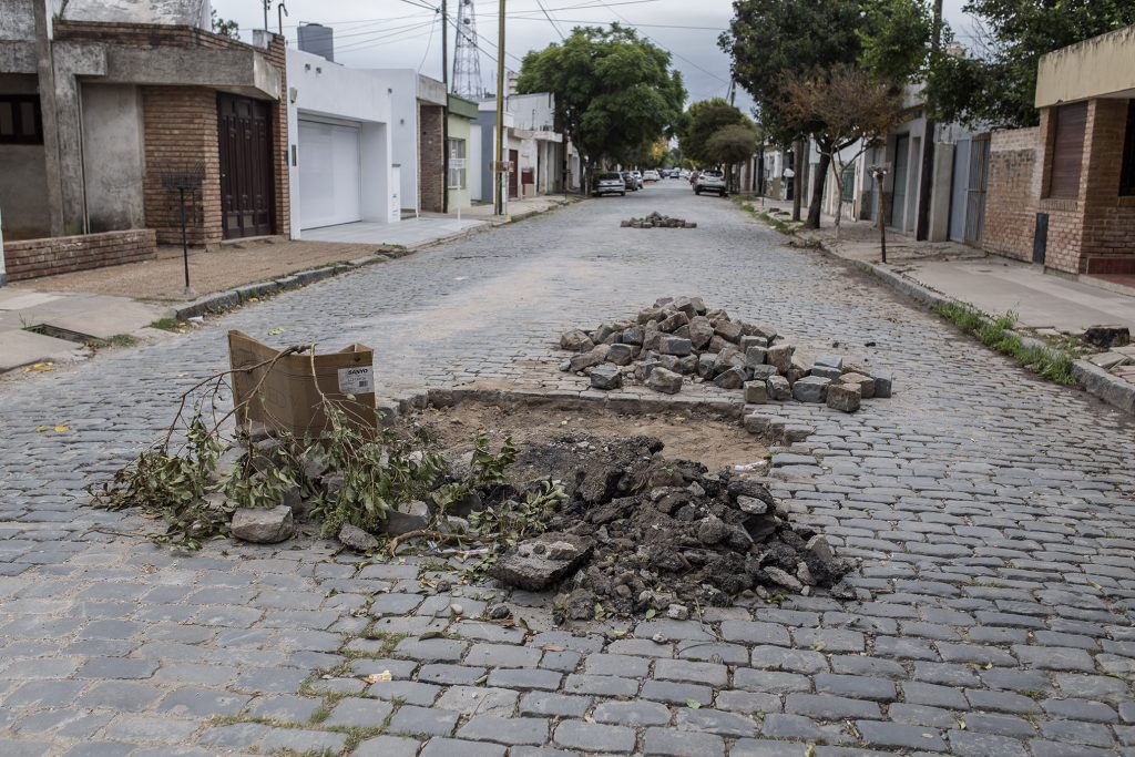 Reparación de calles con adoquines.