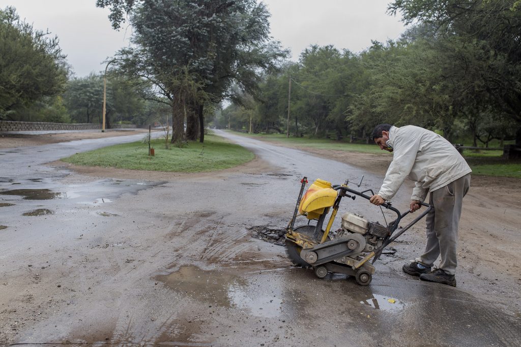 Bacheos y reductores de velocidad en Avenida del Gaucho.