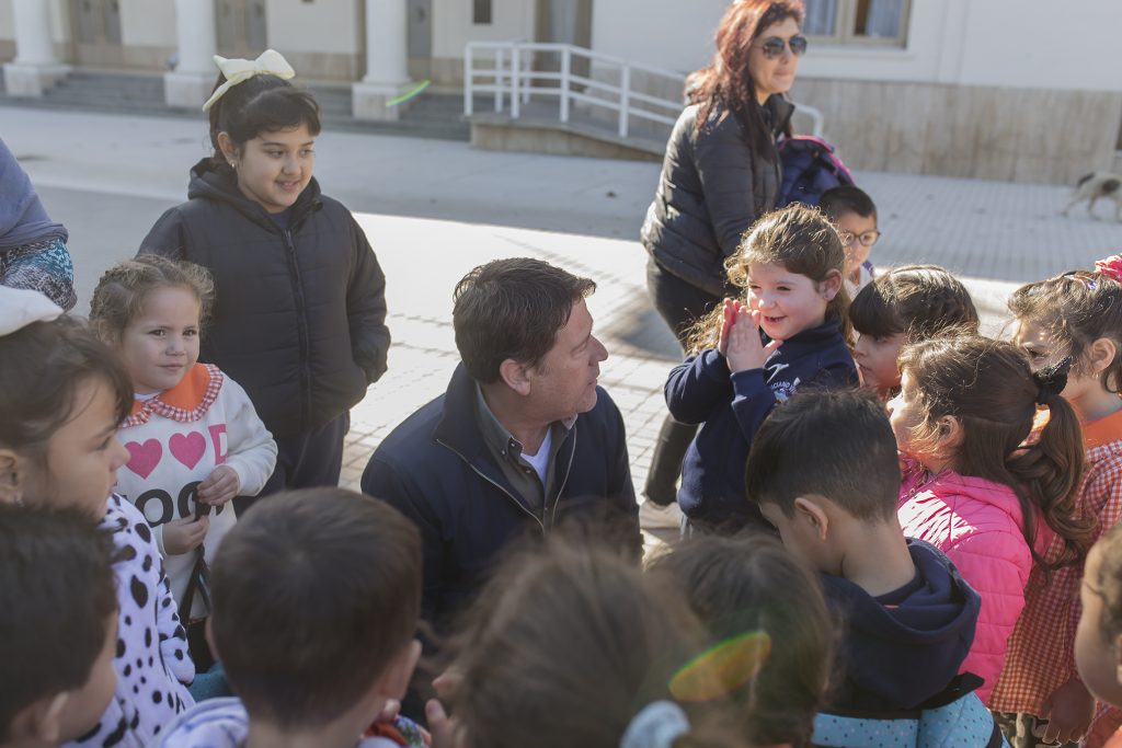 El intendente con jardineritos de la Escuela Ponciano Vivanco.