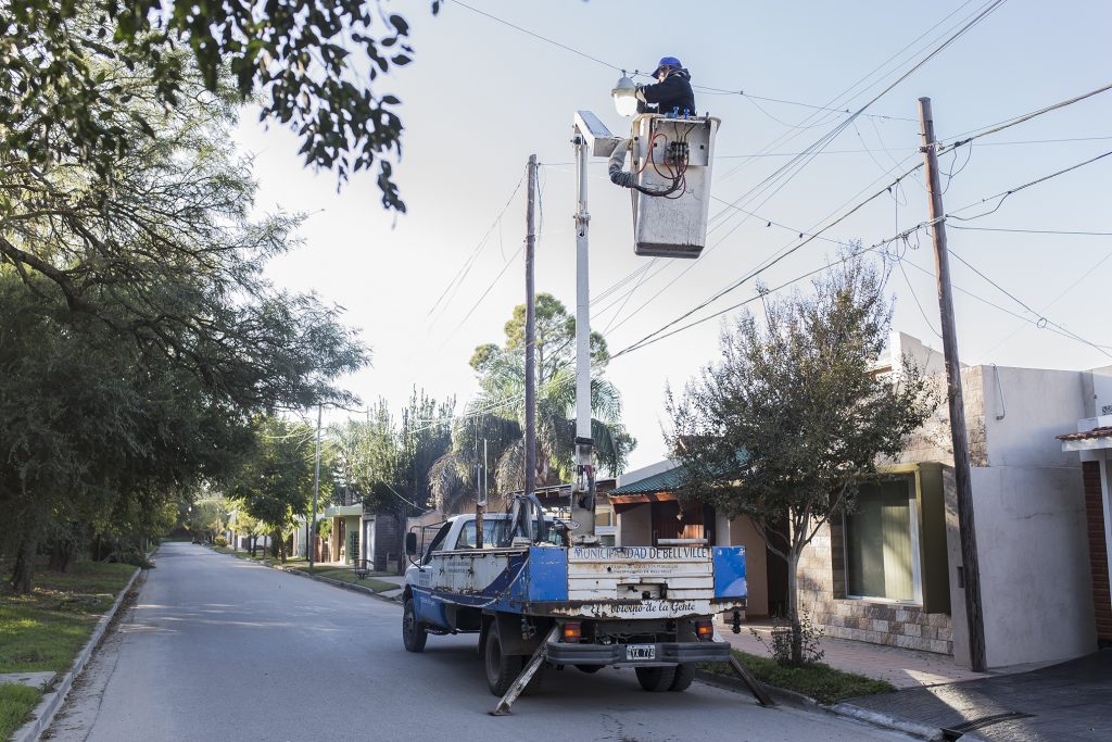 Reparación de luminarias en la vía pública.