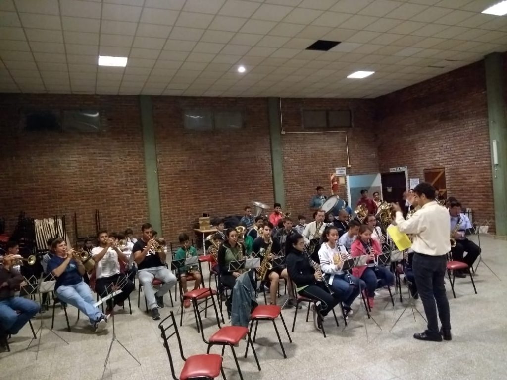 Se prepara la Banda Municipal para un ensayo público.