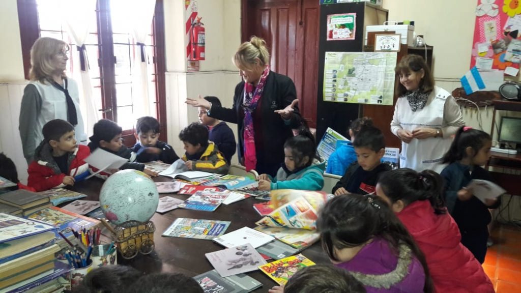Alumnos de la Escuela Provincia del Neuquén visitaron la Biblioteca La Posta.