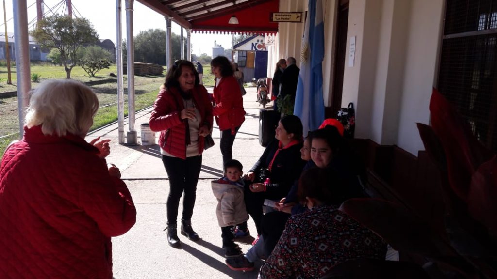 Novedosa experiencia con los libros  en el andén del ferrocarril.