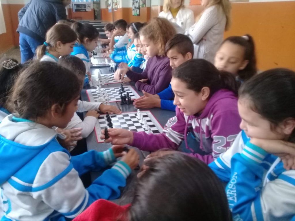 Clases de ajedrez en la Escuela Arturo Matterson.