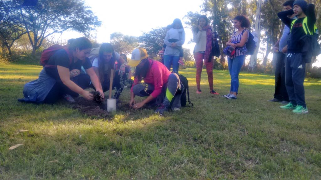 Estudiantes de Villa María plantaron árboles en el Parque Tau.
