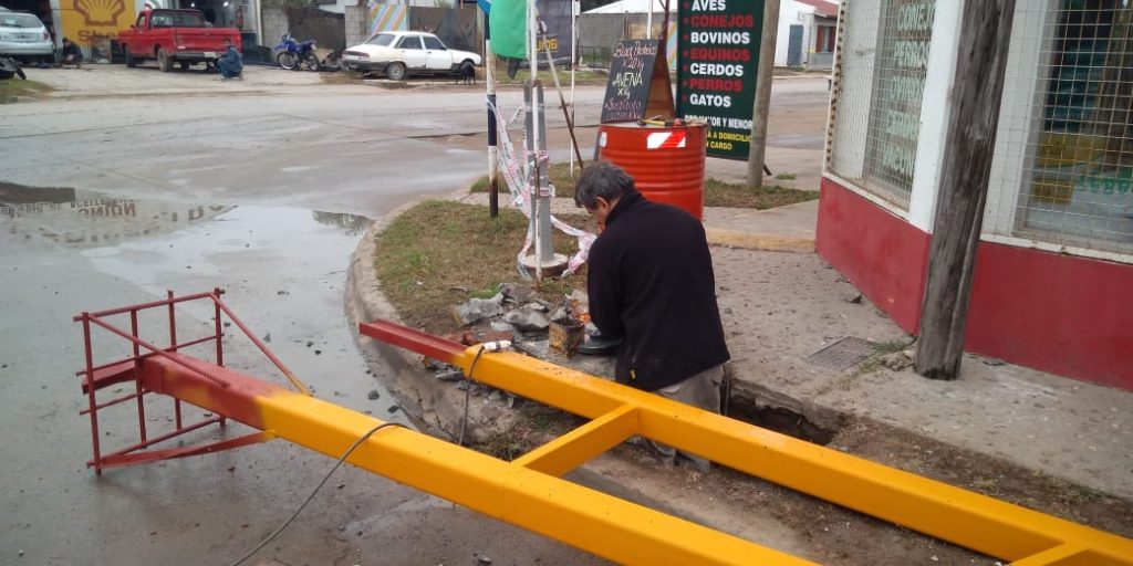 Reinstalan limitador de altura en calle San Martín.