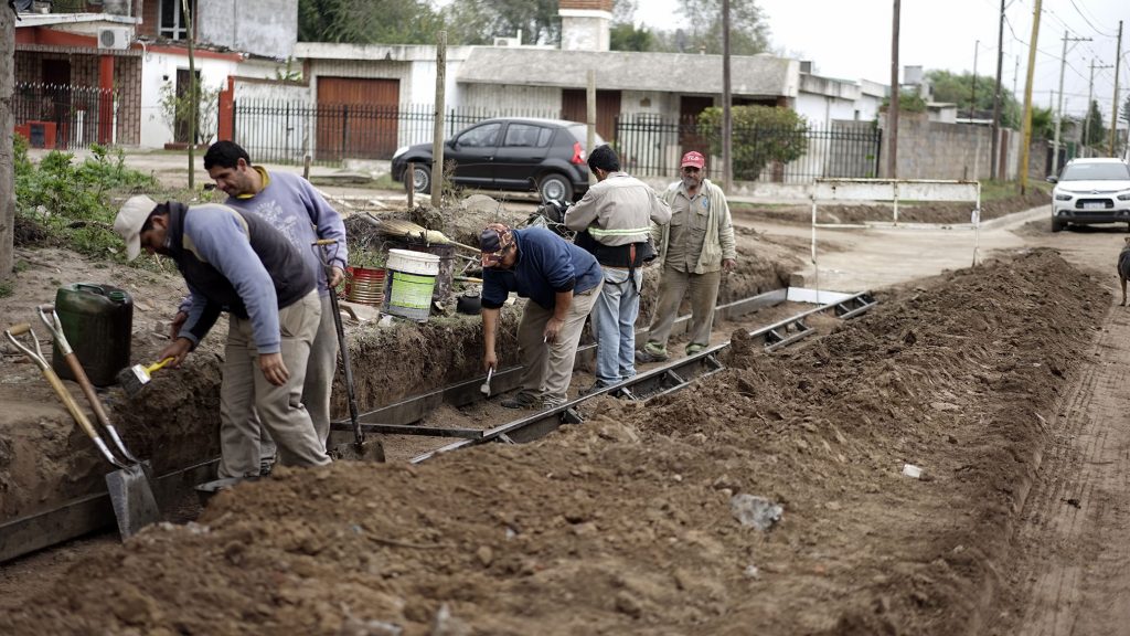 Tareas en otra cuadra de cordón cuneta de calle Chaco.