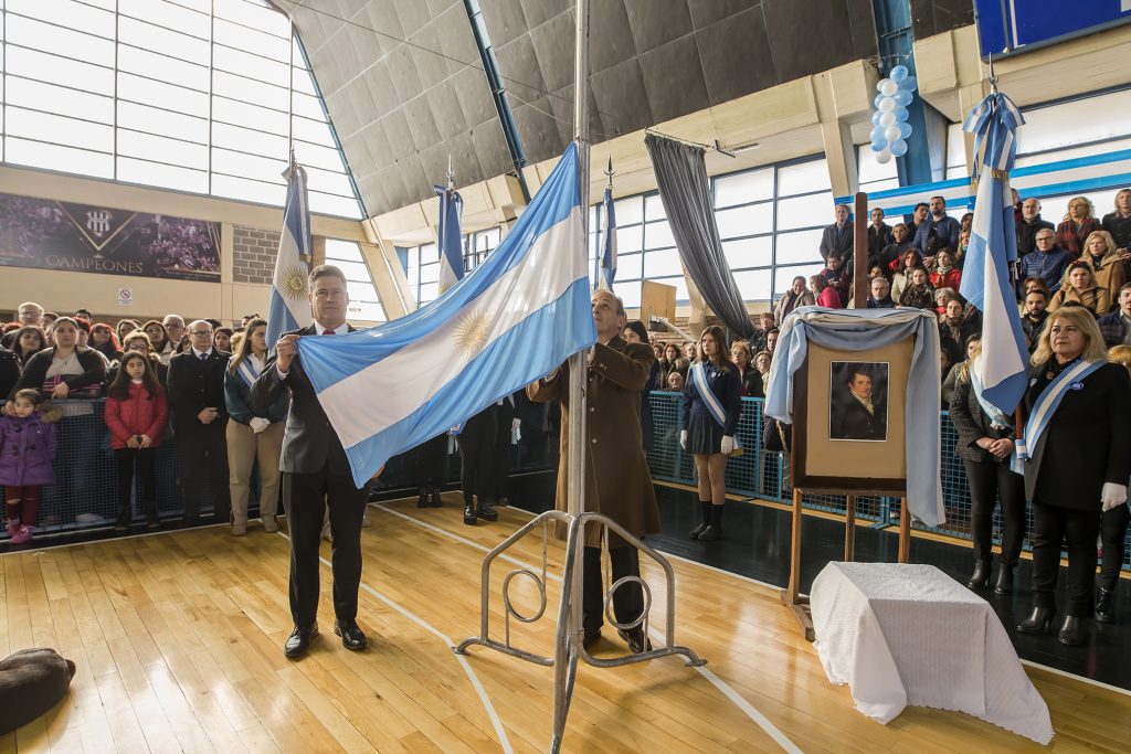 Gran convocatoria en el acto por el Día de la Bandera.