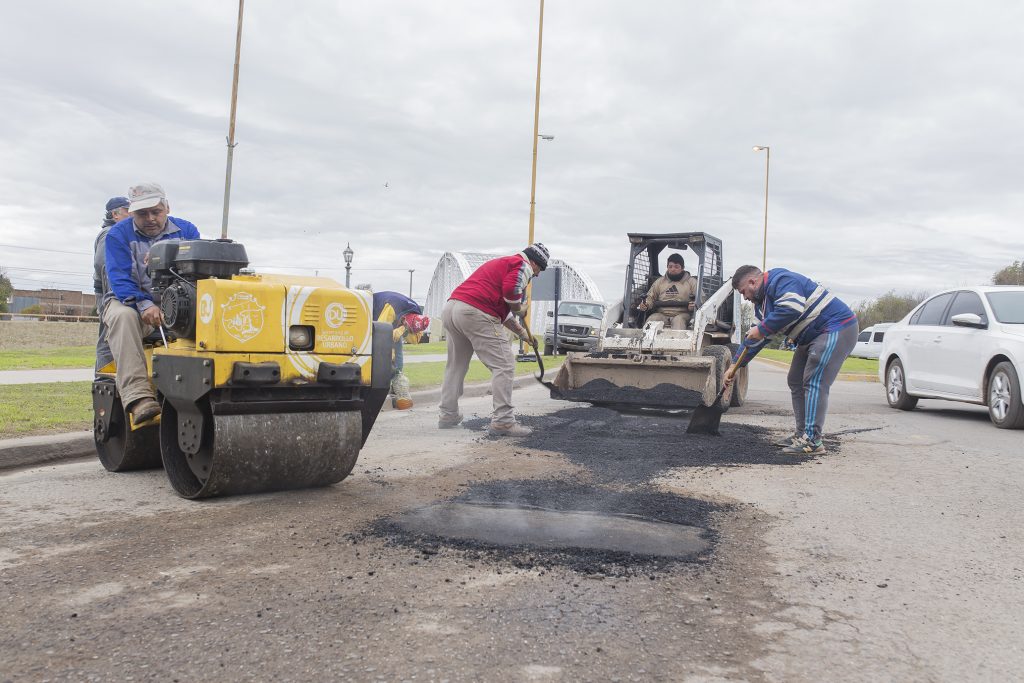 Bacheos con asfalto en caliente y reparación de calles de tierra.