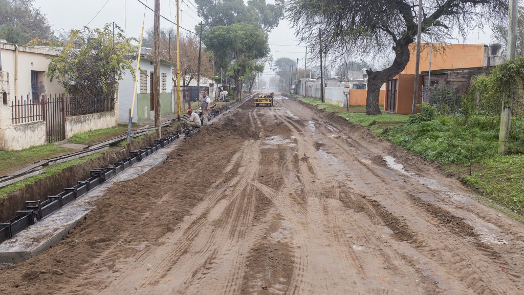 Cordón cuneta en calle Chaco.