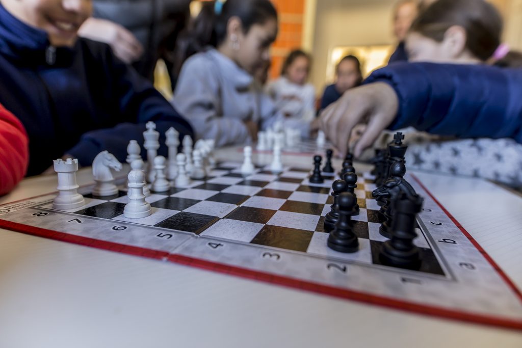 El plan municipal de ajedrez social en la Escuela Alberdi.