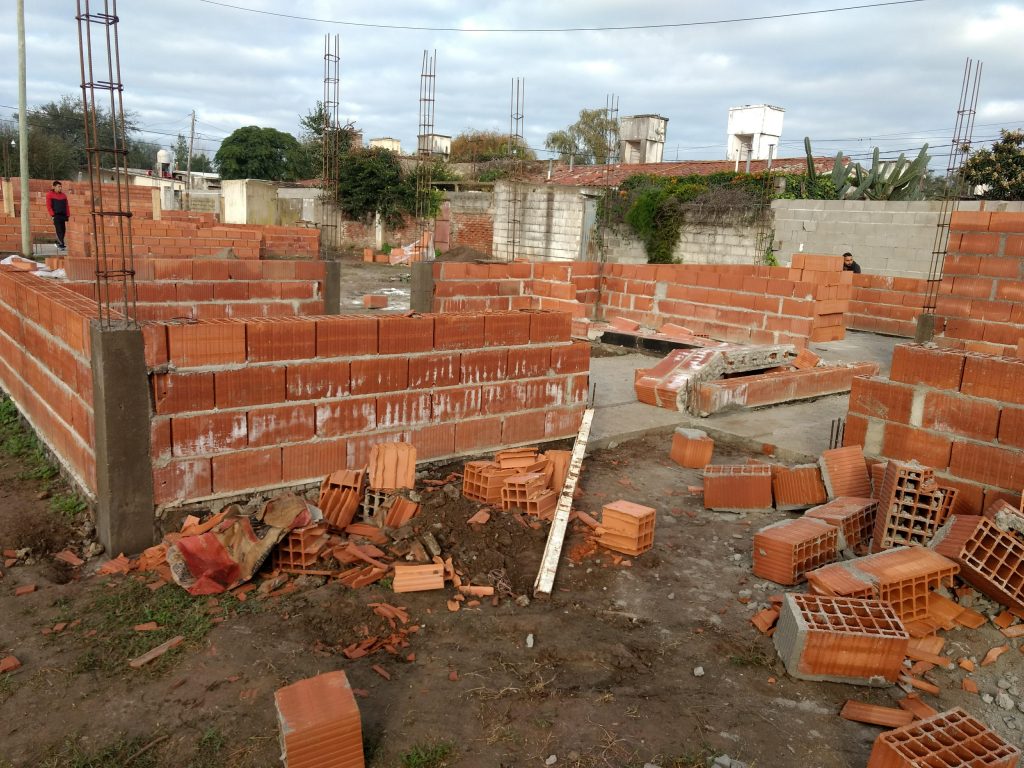 Otro hecho de barbarie: tumbaron paredes de viviendas sociales.