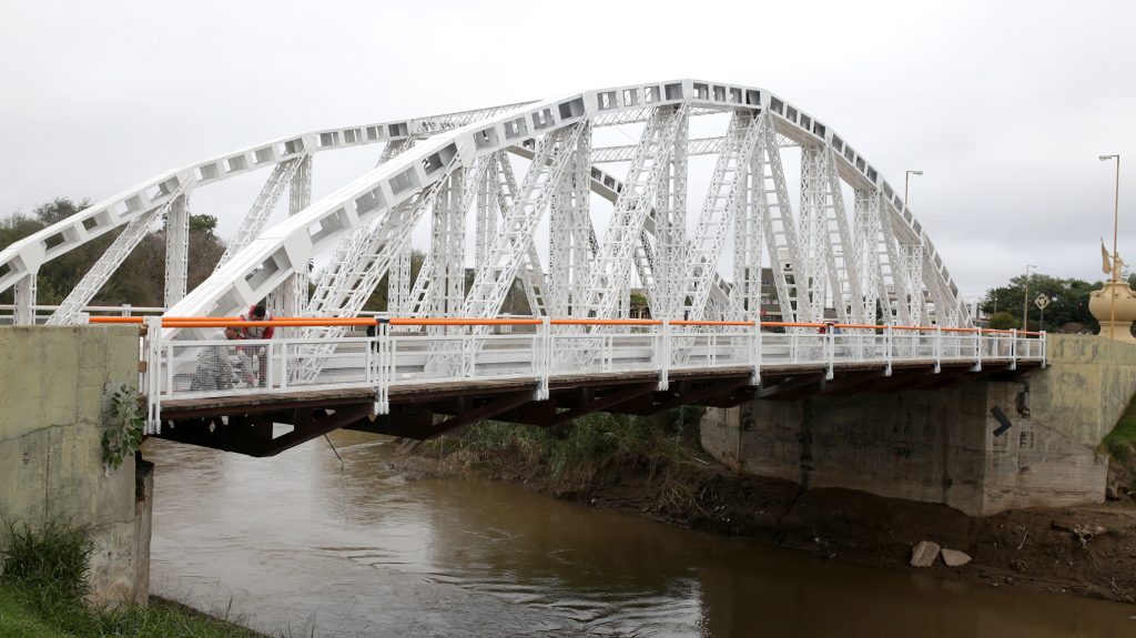 Renovación de veredas del puente de la historia.