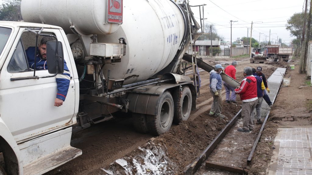 Tramos finales para la obra de cordón cuneta en calle Chaco.