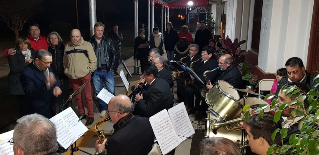 La música alegró a los pasajeros del tren.