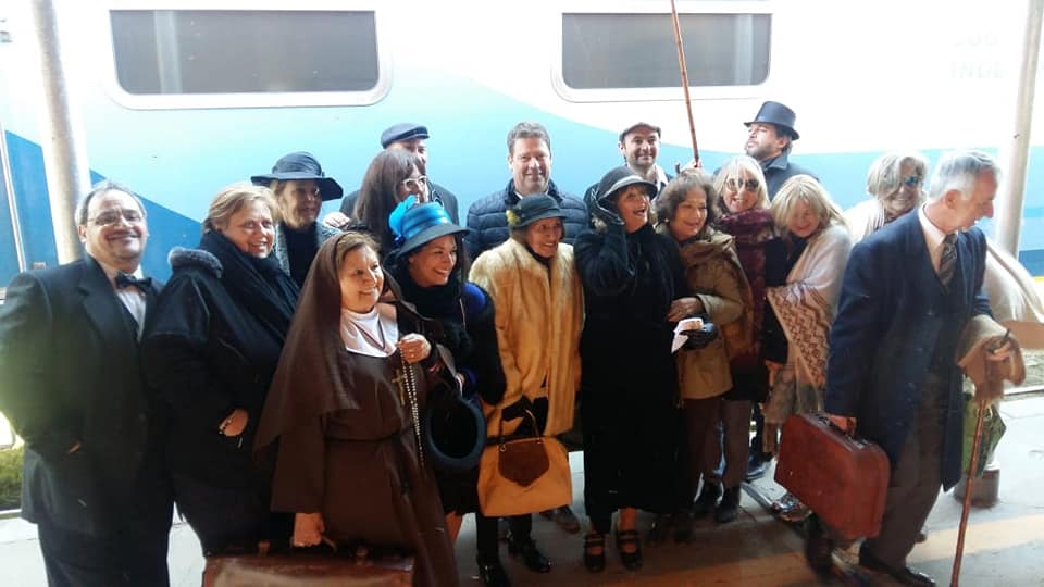 Teatro netamente bellvillense en el andén de la Estación del Ferrocarril.