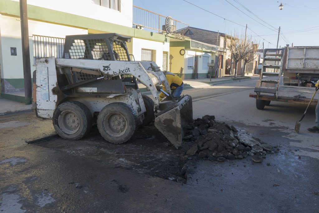 Obras de bacheo con asfalto.