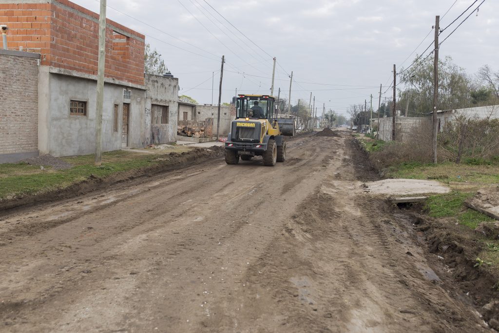 Nivelación de calles de tierra para mejorar los desagües pluviales.