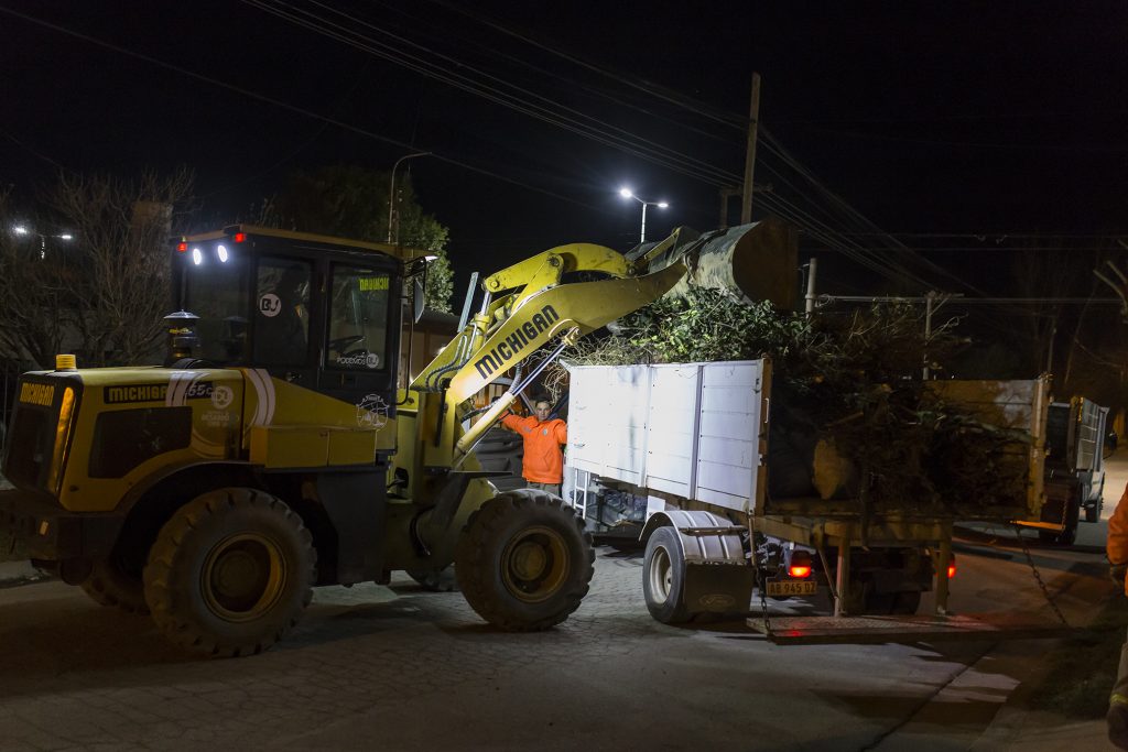 Trabajos de las cuadrillas municipales en aseo de la ciudad y semaforización.