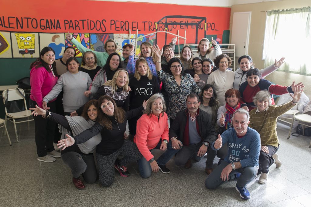 Gran interés de vecinos por la clase inaugural de teatro