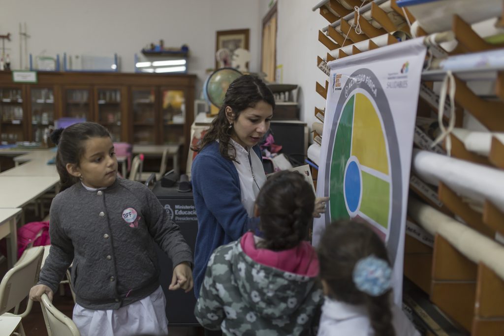 Personal municipal continúa brindando charlas en escuelas sobre alimentación saludable.