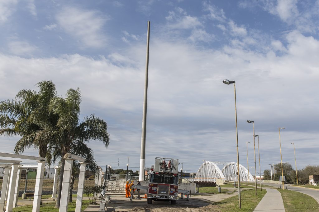 Reparaciones del mástil mayor del Paseo de la Construcción.