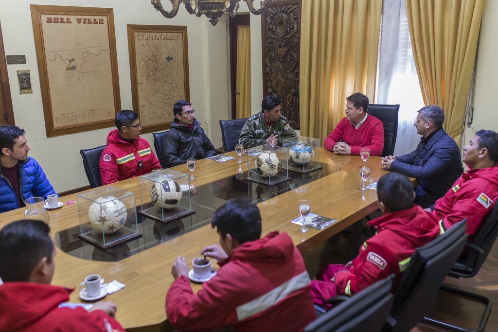 El Dr. Briner recibió el saludo de bomberos de Bolivia.