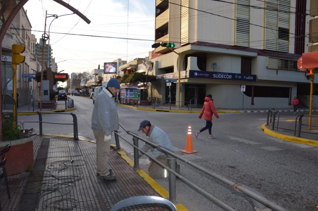 Arreglo de barandas en calle Córdoba.