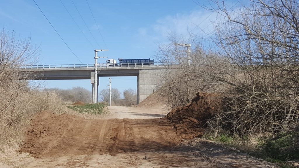 En prevención de inundaciones, levantan nivel en un camino